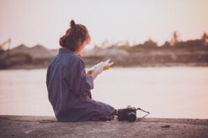 vrouw lezen aan het water gelukkig leven